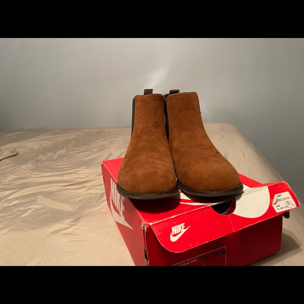 BRAND NEW SIZE 10 TAN CHESLEA BOOTS